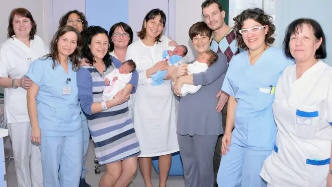 BELLUCCO ULTIMI NATI NEL 2011 A MONSELICE NELLA FOTO : AL CENTRO:L'ULTIMO NATO E MILLESIMO DELL'ANNO, GABRIELE NASO, NELL'OSPEDALE DI MONSELICE, FIGLIO DI PAOLO NASO E FILOMENA LADISA. ALLA DESTRA: IL TERZ'ULTIMO NATO NEL 2011 MARCO BUSATO FIGLIO DI ELISA ALBERTINI E MICHELE BUSATO. A SINISTRA: LA PENULTIMA NATA NEL 2011 LISA MIZZON, FIGLIA DI ALESSIA MATTIAZZO E PAOLO MIZZON. ATTORNO LE OSTETRICHE DELL'OSPEDALE DI MONSELICE. PH:ZANGIROLAMI
