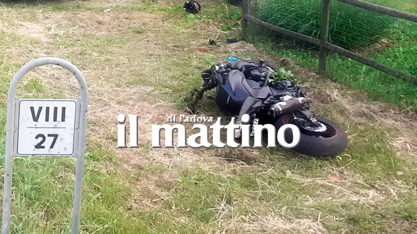 La moto finita fuori strada (Foto Piran)