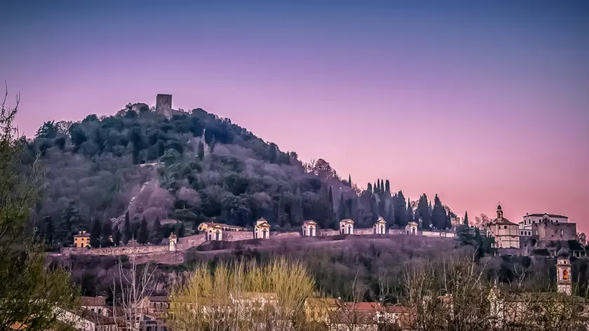 Monselice - REPORTAGE A CORREDO DI ARTICOLO DI F. JORI. Nella foto: una suggestiva veduta di via del Santuario con le 7 chiese