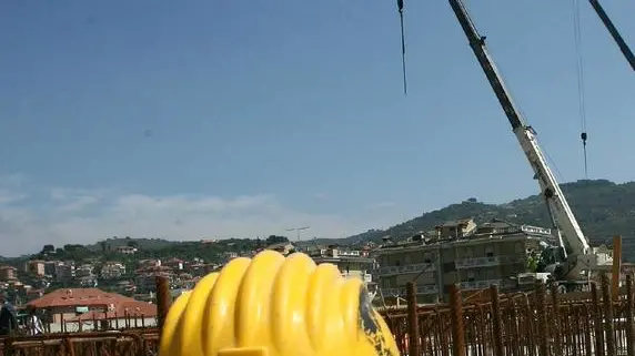 20090909 - ANDORA (IMPERIA) - FIN - EDILIZIA: ANCE, VIA A CANTIERI O RISCHIO 250 MILA POSTI. Una foto d'archivio di un cantiere edile. ANSA/LUCA ZENNARO/DC