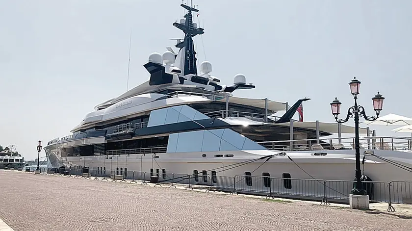 Lo yacht Bravo Eugenia, che lunedì mattina ha ormeggiato in Riva Sette Martiri. La barca è di proprietà di Jerry Jones, patron della squadra dei Dallas Cowboys
