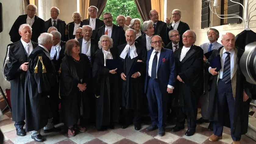 La foto dei premiati con il presidente Arnau