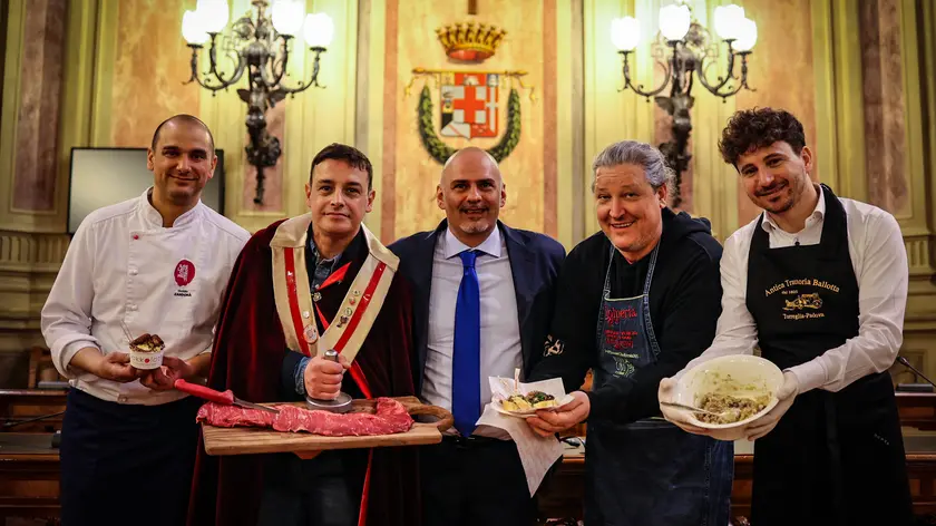 Caratossidis (al centro) con baccalà, straeca e folpo nell'Olimpo del cibo italiano
