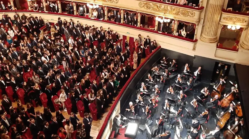 Pubblico in piedi per l'inno di Mameli all'anteprima giovani dell'opera Don Carlo alla Scala, 03 dicembre 2023. ANSA / Bianca Maria Manfredi