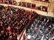Pubblico in piedi per l'inno di Mameli all'anteprima giovani dell'opera Don Carlo alla Scala, 03 dicembre 2023. ANSA / Bianca Maria Manfredi