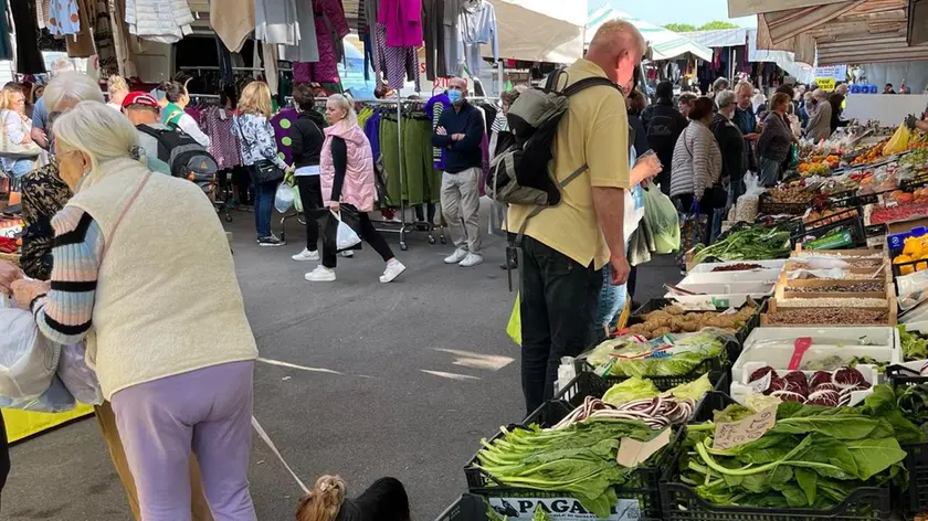 Il mercato di Montegrotto Terme, uno dei più grandi e frequentati della provincia di Padova