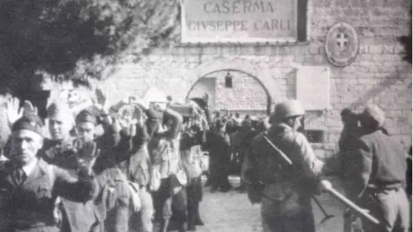 Soldati italiani rastrellati dai tedeschi dopo l'8 Settembre 1943