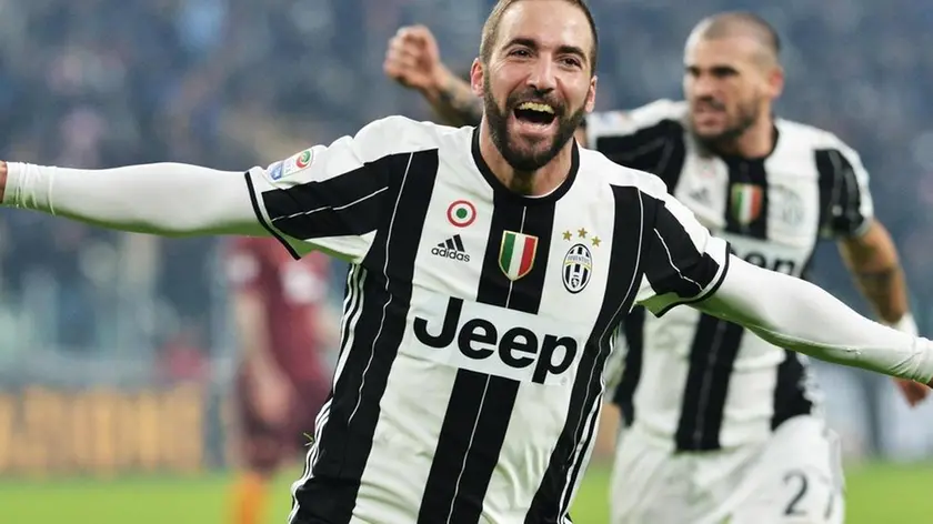 Juventus' Gonzalo Higuain jubilates after scoring the goal during the Italian Serie A soccer match Juventus FC vs AS Roma at Juventus stadium in Turin, Italy, 17 December 2016. ANSA/ANDREA DI MARCO