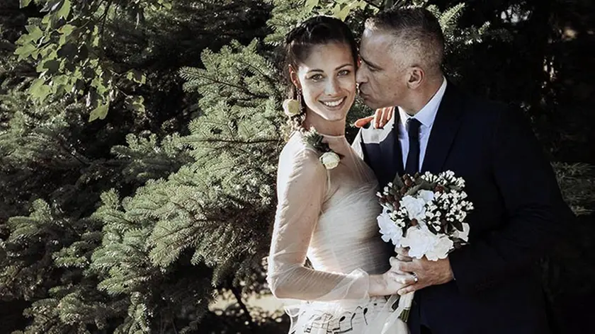 Il cantante Eros Ramazzotti con Marica Pellegrinelli, in occasione della festa per il loro matrimonio a Gavi, il 21 giugno 2014. ANSA/UFFICIO STAMPA +++EDITORIAL USE ONLY - NO SALES+++