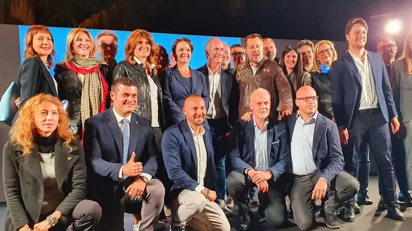 Foto di gruppo per Matteo Salvini e Luca Zaia sul palco di San Giovanni Lupatoto