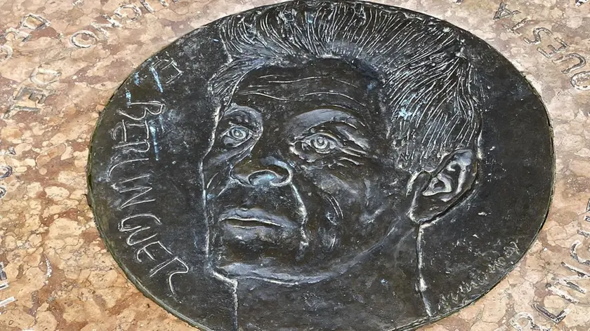 Il cippo raffigurante Enrico Berlinguer