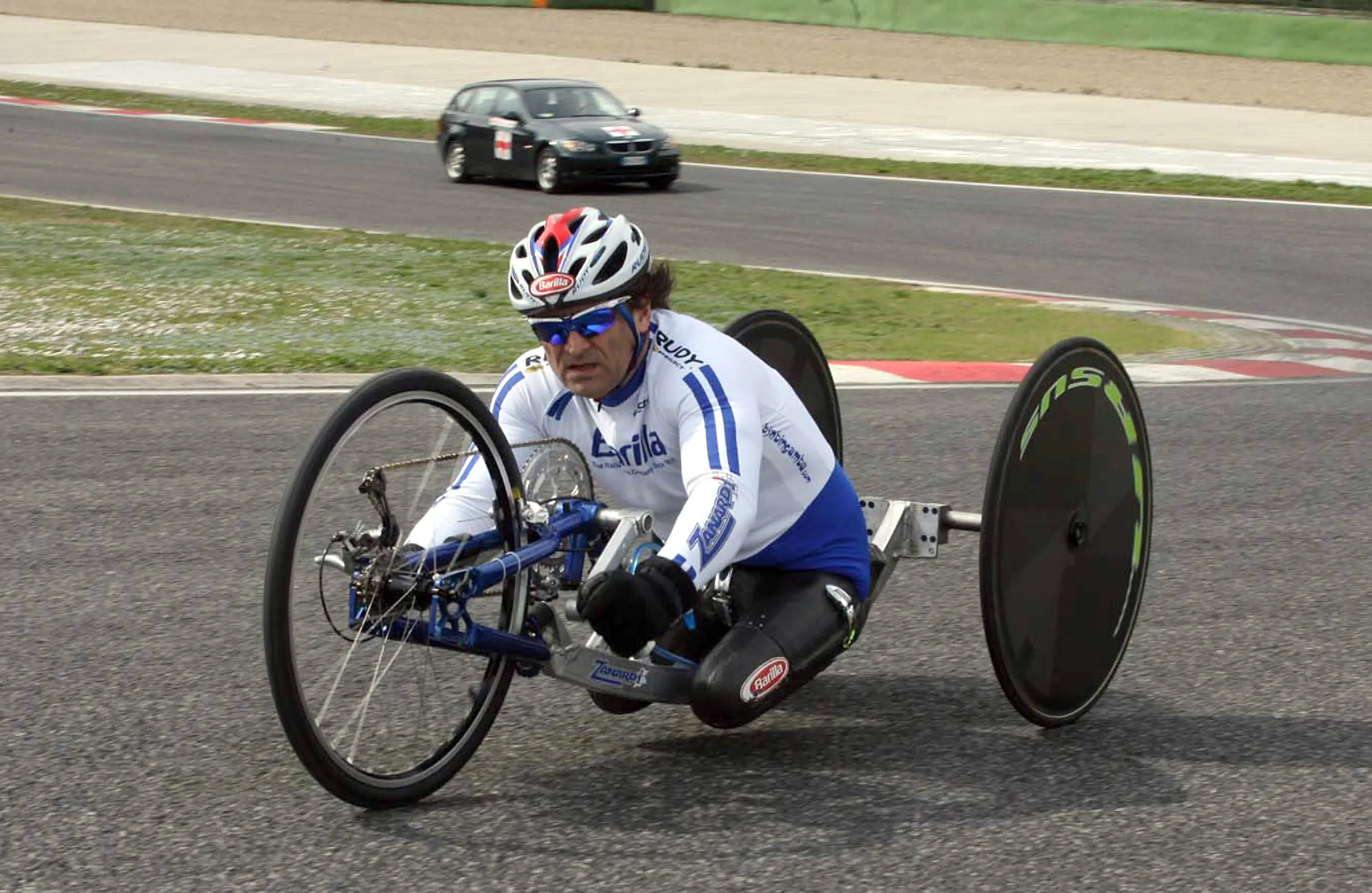 20100316 - IMOLA - SPO - ZANARDI TORNA A IMOLA CON HANDBIKE, ORA SOGNO LONDRA 2012.Alex Zanardi torna all'autodromo di Imola, ma stavolta con un altro obiettivo: allenarsi con la sua handbike per poter rappresentare la nazionale italiana alle Paralimpiadi di Londra nel 2012. Seguito dal dottor Claudio Costa, Zanardi ha fatto diversi giri del circuito, dimostrando di andare davvero forte, in vista di una stagione piena di impegni agonistici: il pilota bolognese vuole infatti partecipare alla Coppa del Mondo e ai mondiali.U.S. AUTODROMO IMOLA - BENVENUTI/ANSA /DC