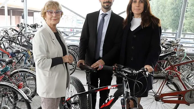 TOME' - AGENZIA BIANCHI - PADOVA - CONSEGNA BICI AAL'ASSOCIAZIONE PADOVA OSPITALE. DA SIN: VITTORIA CAPUTO, CLAUDIO CANDIDO, REBECCA FEDETTO