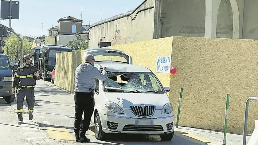 Il parabrezza della Lancia Musa distrutto dal calcinaccio