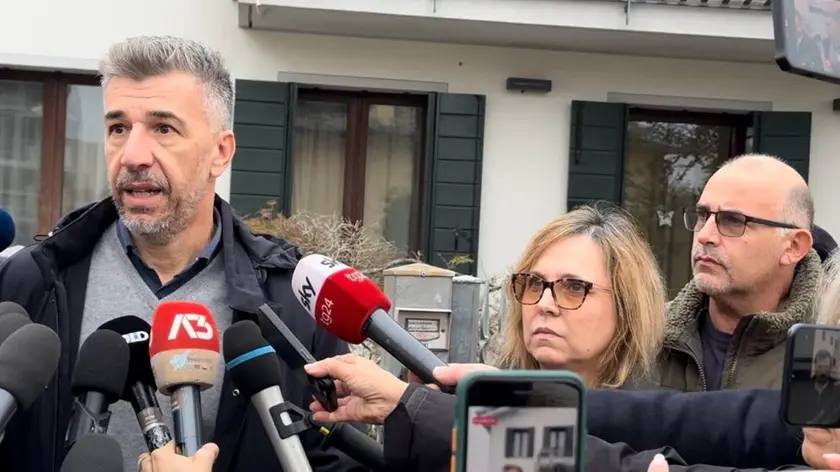 Gino Cecchettin, padre di Giulia, con i genitori di Filippo, la mamma Elisabetta Martini e il padre Nicola Turetta durante il primo appello ai ragazzi