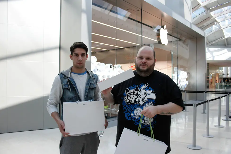 Agenzia Candussi. giornalista: costa. Nave De Vero, fila di clienti per acquistare il nuovo Appel Watch presso Apple store. Nella foto i primi due ad aver comprato apple Watch, da sinistra: Massimiliano Albertini e Alberto Mazzucato.