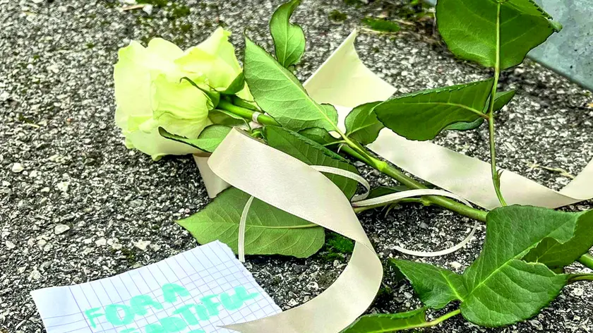 Fiori e messaggi a scuola per la ragazzina