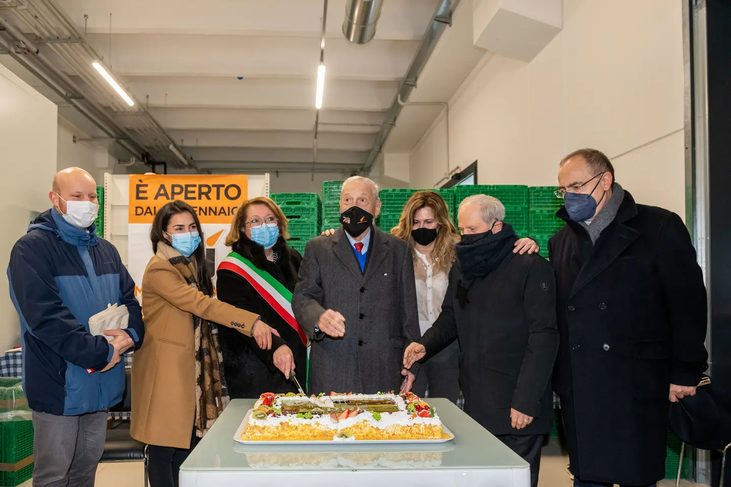 Montagnana (PD), 21 gennaio 2021. Inaugurazione Supermercato Ali a Montagnana. Nella Foto: foto di gruppo con il taglio della torta