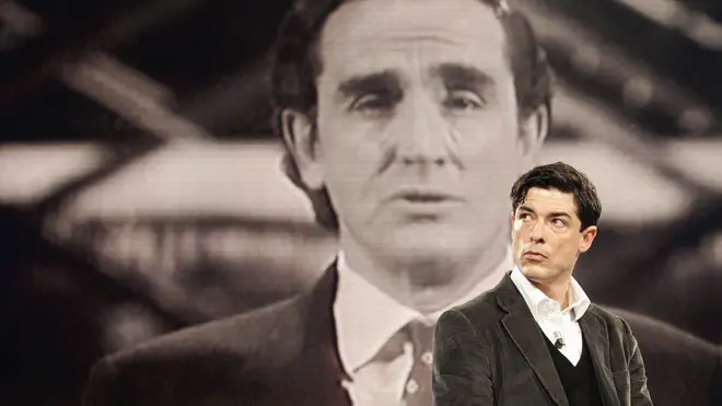 Alessandro Gassman la puntata di domenica in . Sono passati 10 anni dalla morte di Vittorio Gassman, il 29 giugno 2000, "ma a me sembrano molti di meno", racconta oggi in esclusiva all'ANSA Alessandro Gassman. Terzogenito, dopo Paola e Vittoria e prima di Jacopo che ora fa il regista, con il passare del tempo sente di "assomigliargli sempre di più, in tante cose del lavoro e del privato. Mi fa piacere anche quando mi dicono che sembro lui fisicamente". - L'Italia, 10 anni dopo, ha la memoria corta su Vittorio Gassman? "In genere questo paese ce l'ha su questi anniversari ma mio padre in tanti se lo ricordano, e questo è toccante e come figlio mi inorgoglisce, mi dà la sensazione di quanto lui, come altri della sua generazione, abbiano costruito con il cinema e il teatro il tessuto culturale italiano del dopoguerra, quello stesso oggi così degradato. Mi arrivano lettere dall'estero, intitolano a lui strade, teatri, premi. La Mostra di Venezia, il 1 settembre che era anche il giorno del suo compleanno, aprirà con evViva Gassman, un documentario cui si sta dedicando Giancarlo Scarchilli, e di cui io sono una sorta di cicerone: si andrà alla scoperta di mio padre e ci saranno 40 persone da Jean Louis Trintignant a Mario Monicelli, da Paolo Virzì a Carlo Verdone a ricordarlo. Sempre a Venezia a Campo san Polo proietteranno Profumo di donna restaurato e al Festival di Roma ci sarà una gigantografia per lui".ANSA / SCHIAVELLA / IAN