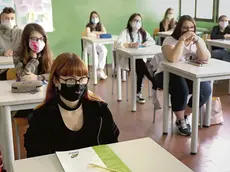 Studenti di nuovo in classe nelle scuole professionali di Padova e provincia per preparare gli esami di qualifica e di diploma. All'Enaip di Conselve (corsi per meccanici e servizi commerciali delle vendite) gli alunni hanno seguito le lezioni con la mascherina, seduti dietro a banchi distanziati, 10 giugno 2020. ANSA/NICOLA FOSSELLA