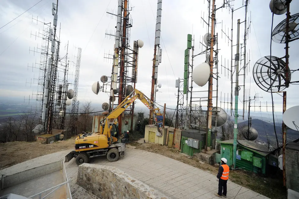 Calaone di Baone (PD), 04.02.2015 Inizio abbattimento antenne sul monte Cero ph. Zangirolami Nella foto: la ruspa inizia l'abbattimento