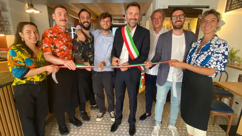 Il taglio del nastro dell’Osteria veneta, al centro il sindaco Pierobon