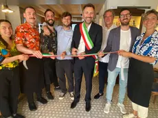 Il taglio del nastro dell’Osteria veneta, al centro il sindaco Pierobon