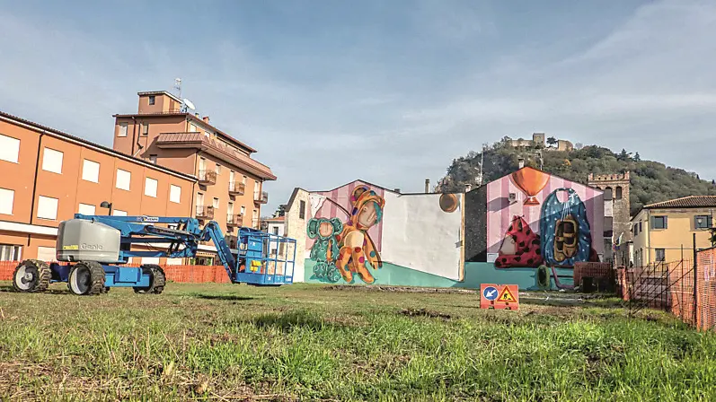 L’ex cinema Roma e la facciata dipinta da Tony Gallo, noto street artist
