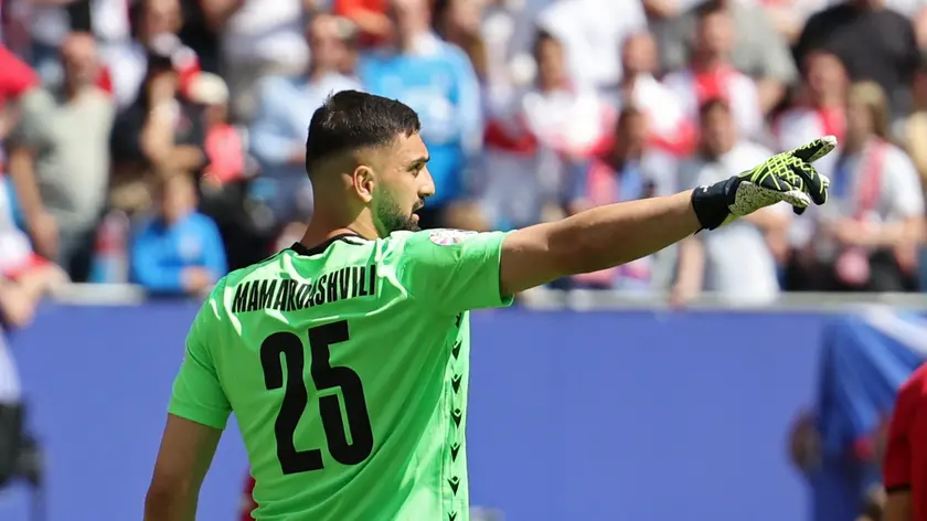 epa11430153 Georgia goalkeeper Giorgi Mamardashvili gestures during the UEFA EURO 2024 group F soccer match between Georgia and Czech Republic, in Hamburg, Germany, 22 June 2024. EPA/ABEDIN TAHERKENAREH