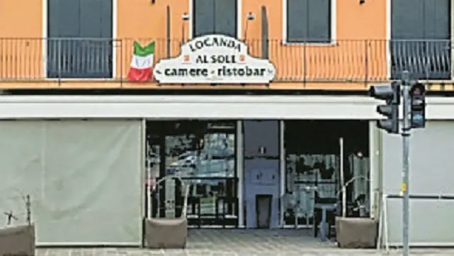 Vò (PD), 15 gennaio 2021. La locanda al Sole di Vò aperta ma con luci spente. I titolari non laciano dichiarazioni. Il locale ha clientela al suo interno