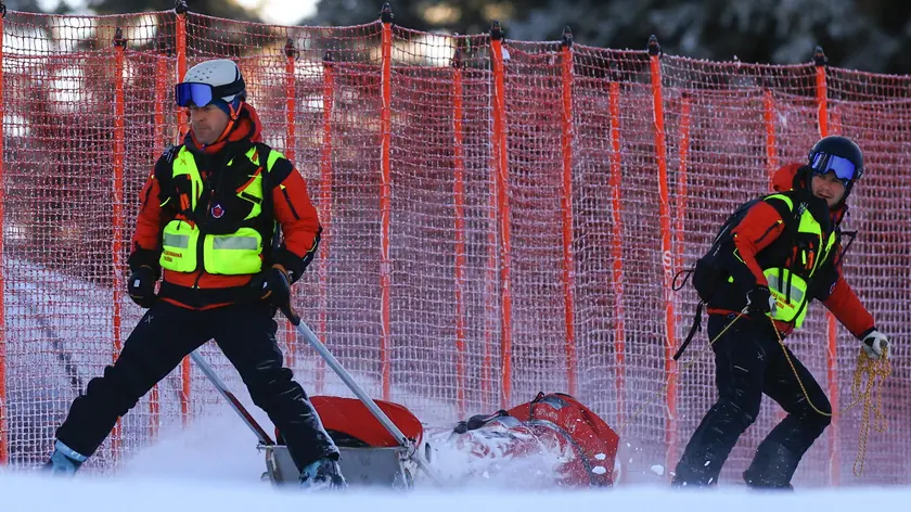 epa11091461 Petra Vlhova of Slovakia receives medical treatment after crashing during the first run of the Women's Giant Slalom race at the FIS Alpine Skiing World Cup in Jasna, Slovakia, 20 January 2024. EPA/MARTIN DIVISEK