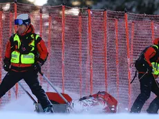 epa11091461 Petra Vlhova of Slovakia receives medical treatment after crashing during the first run of the Women's Giant Slalom race at the FIS Alpine Skiing World Cup in Jasna, Slovakia, 20 January 2024. EPA/MARTIN DIVISEK