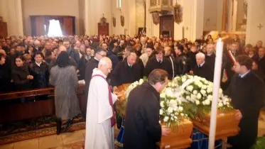 VICINI I due feretri allineati davanti all’altare per il funerale