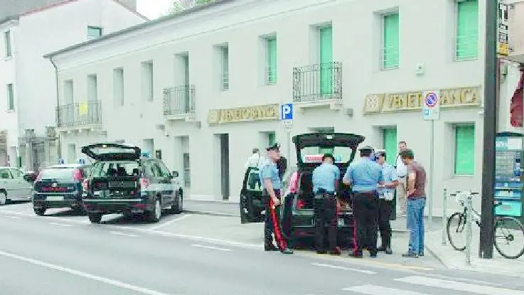 Carabinieri e vigili urbani sul luogo dell'aggressione in via Cairoli a Dolo