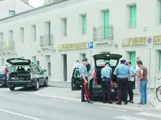 Carabinieri e vigili urbani sul luogo dell'aggressione in via Cairoli a Dolo