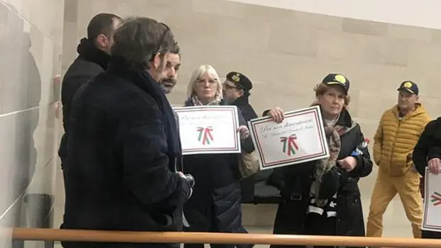 La protesta al tribunale di Padova delle vittime da amianto nelle navi militari, 14 gennaio 2019 Il giudice monocratico ha assolto 'perchè il fatto non sussiste', gli 8 ammiragli della Marina imputati nel processo bis (gli imputati erano 40, molti dei quali sono morti nel corso delle indagini). ANSA/ROBERTA POLESE