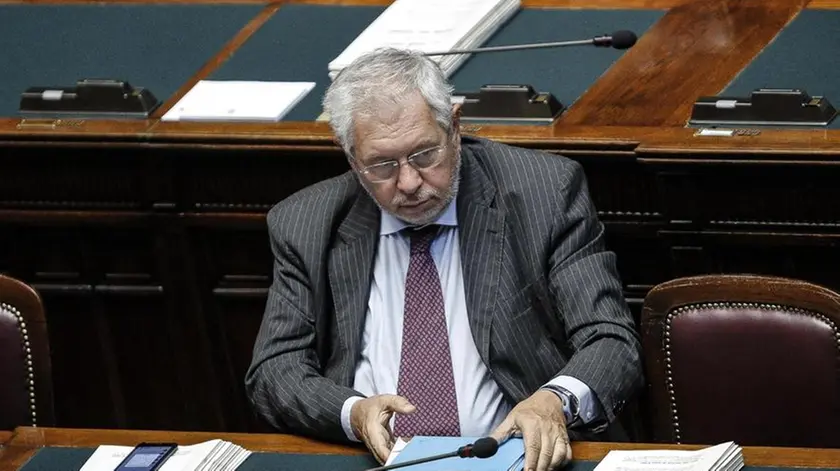 Il sottosegretario all'Economia Pier Paolo Baretta in aula della Camera durante votazioni pregiudiziali su decreto legge recante interventi urgenti per assicurare la parita' di trattamento nel settore creditizio, Roma 27 giugno 2017. ANSA/GIUSEPPE LAMI