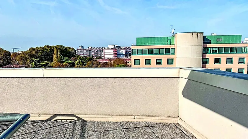 La terrazza al sesto piano della residenza Esu di via Venezia. Qui il 22enne è salito indossando una felpa e null’altro e da qui si è gettato nel vuoto