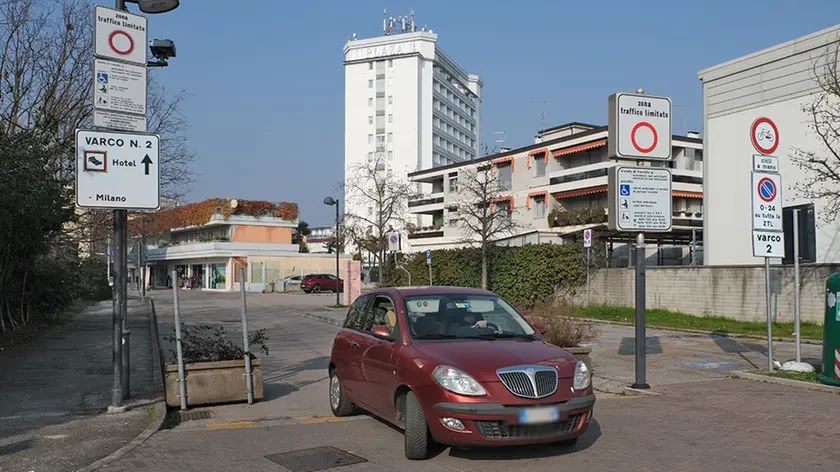Il varco numero 2 di via Vespucci e piazzetta Cortesi ad Abano Terme