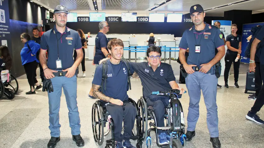 Il presidente del Comitato italiano paralimpico Luca Pancalli (D) insieme al nuotatore Manul Bortuzzo in partenza per le Paralimpiadi di Parigi all'aeroporto di Fiumicino, Roma, 25 agosto 2024. ANSA/TELENEWS