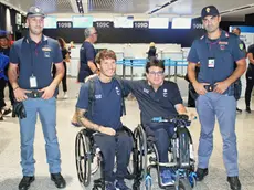 Il presidente del Comitato italiano paralimpico Luca Pancalli (D) insieme al nuotatore Manul Bortuzzo in partenza per le Paralimpiadi di Parigi all'aeroporto di Fiumicino, Roma, 25 agosto 2024. ANSA/TELENEWS