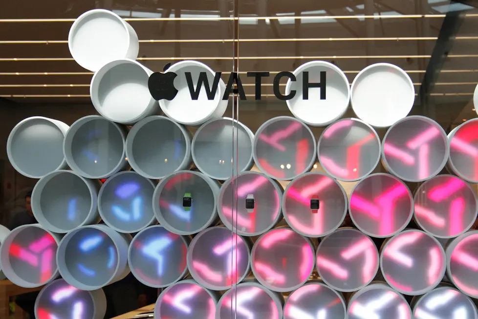 Agenzia Candussi. giornalista: costa. Nave De Vero, fila di clienti per acquistare il nuovo Appel Watch presso Apple store.