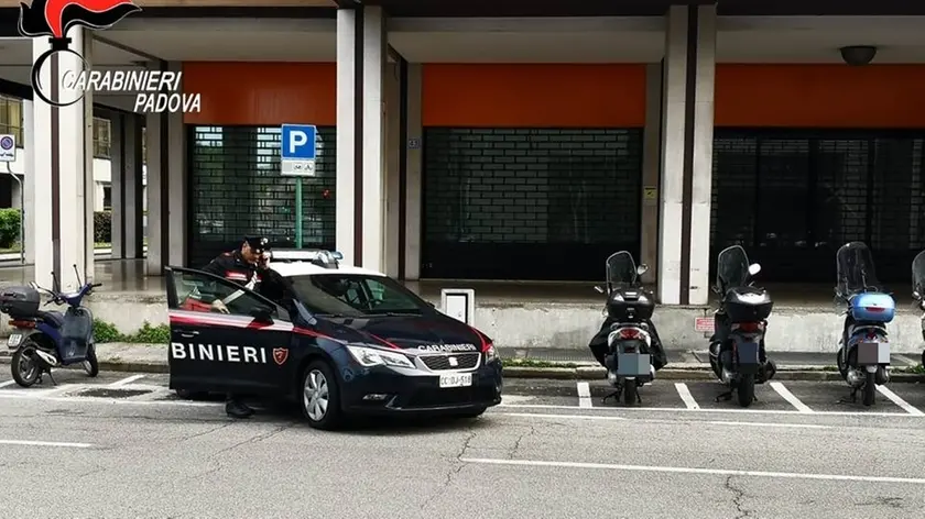 Carabinieri sul luogo del ritrovamento dell'auto con la donna e il figlio