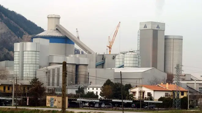 Nuova ciminiera alla Cementeria di Monselice. ph. Zangirolami Provincia