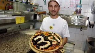 PIZZA SPECIALE. Così Lorenzo Rizzato, titolare del «Pizzaiolo Magico», contribuisce alla campagna referendaria: tre volte sì sul piatto