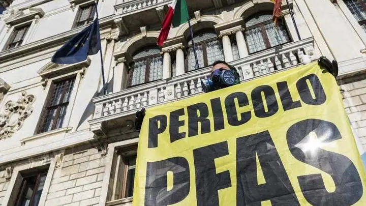 An handout picture provided by Greenpeace Italy press office shows a moment of the protest of Greenpeace activist today, Thursday, in Venice, Italy. Four activist, two men and two women, outside the headquarter of the Veneto Region at Balbi Palace protested against pollution from Pfas, stands for Perfluoroalkyl substances, affecting a large area of the Veneto region among the provinces of Vicenza, Verona and Padua. Venice, Italy, March 9, 2017. ANSA/ GREENPEACE ITALY PRESS OFFICE/ HO +++ ANSA PROVIDES ACCESS TO THIS HANDOUT PHOTO TO BE USED SOLELY TO ILLUSTRATE NEWS REPORTING OR COMMENTARY ON THE FACTS OR EVENTS DEPICTED IN THIS IMAGE; NO ARCHIVING; NO LICENSING +++