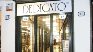 L’ingresso al civico 57 di via Manin dove abita la ragazza di 27 anni laureata in Ingegneria che ieri sera si è gettata dal secondo piano