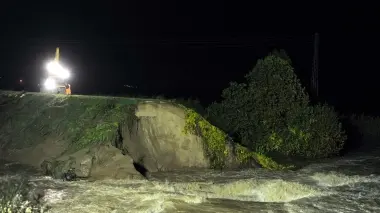 LA POTENZA DELL’ACQUA L’argine del Frassine collassato a Saletto La sala d’accoglienza allestita a Veggiano Il tabellone con i treni soppressi