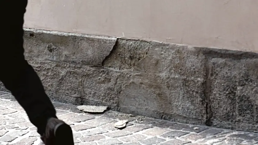 I piccoli pezzi di trachite che si sono staccati dalla parete est del Caffè Pedrocchi