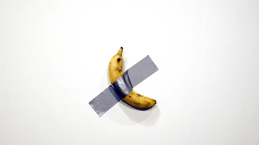 La banana di Cattelan venduta all'asta per 6,2 milioni di dollari